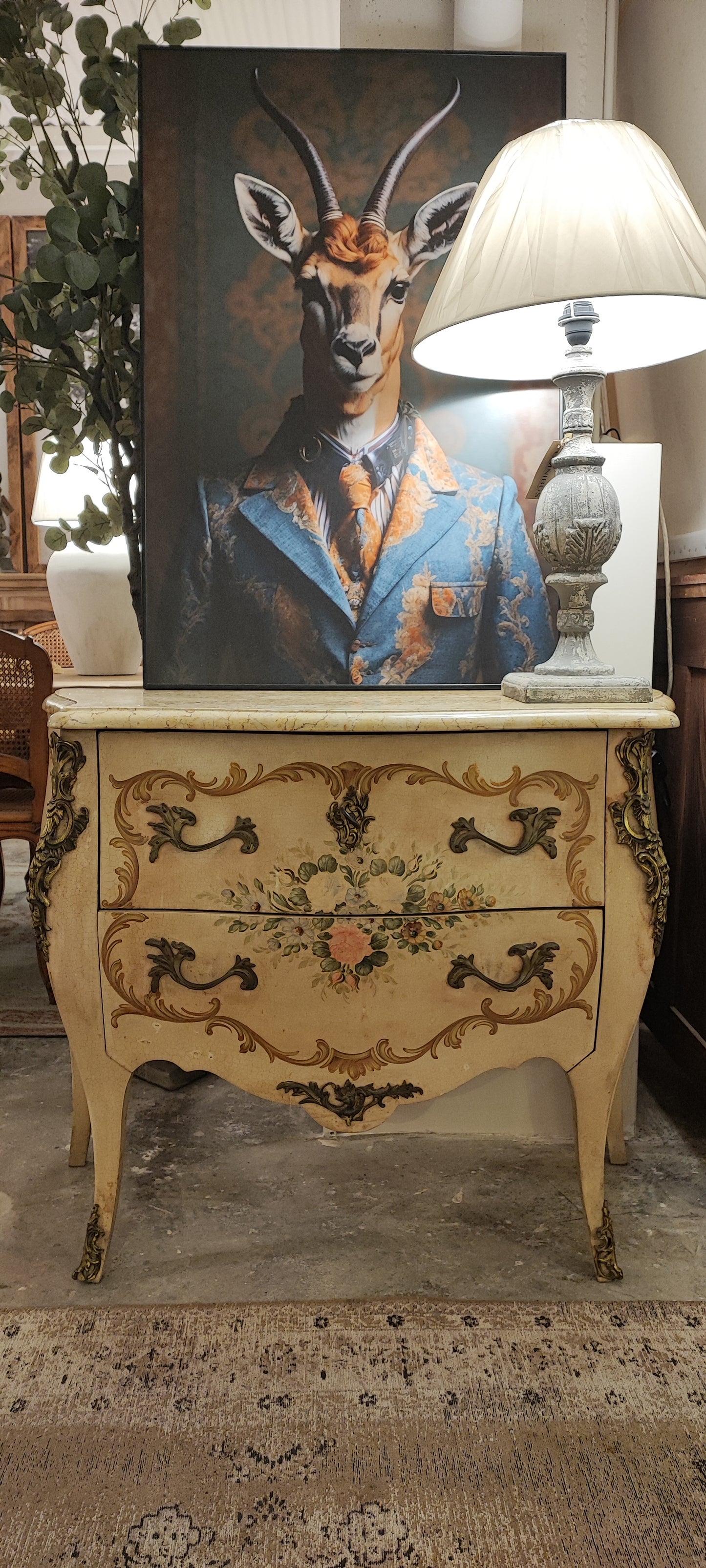 Cómoda pintada a mano antigua